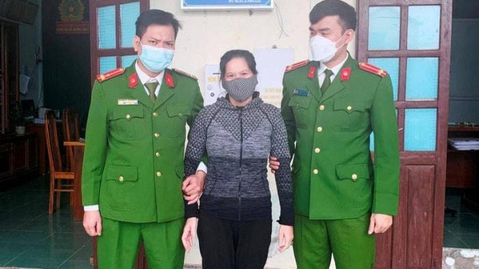 Đối tượng Hoàng Thị Hồng bị khởi tố về hành vi “Sử dụng con dấu, tài liệu giả của cơ quan, tổ chức”, “Lừa đảo chiếm đoạt tài sản”.