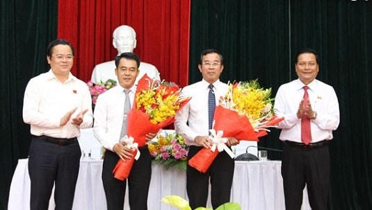 Phó Chủ tịch Thường trực HĐND TP Đà Nẵng Lê Minh Trung (đầu tiên, bên trái) và nguyên Chủ tịch UBND quận Liên Chiểu Đàm Quang Hưng (thứ 2, từ phải sang)