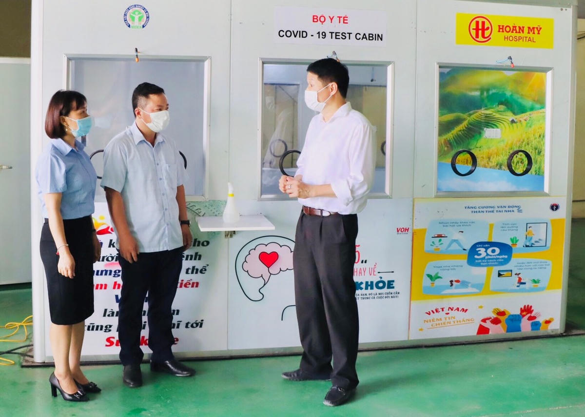 Bảo tàng Mặt trận tiếp nhận hiện vật về phòng, chống dịch Covid-19 từ Công ty cổ phần Bệnh viện Quốc tế Hoàn Mỹ.