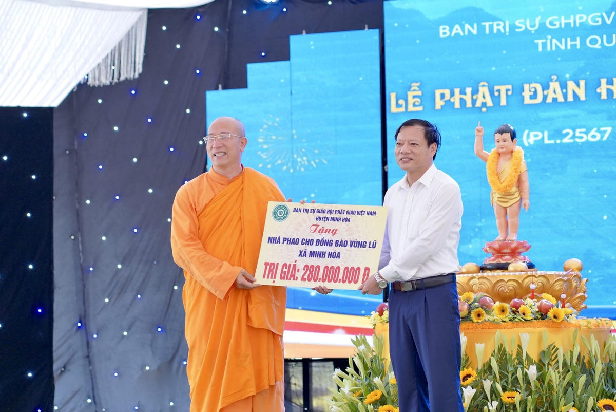 Thầy Thích Trúc Thái Minh trao tặng 280 triệu đồng xây dựng 8 nhà phao nổi cho đồng bào vùng bão lũ xã Minh Hóa.