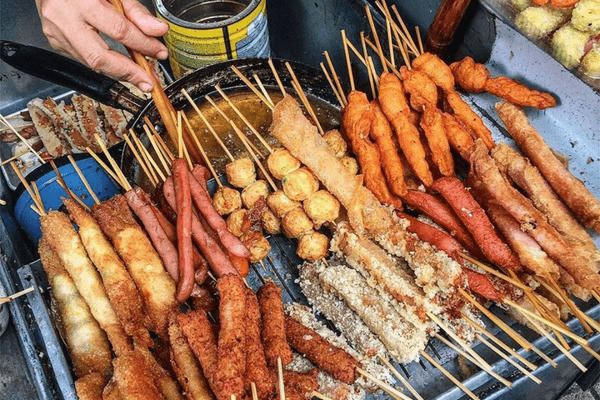 Những loại thực phẩm chiên dầu đắt "khách nhí" nhất tại các cổng trường.