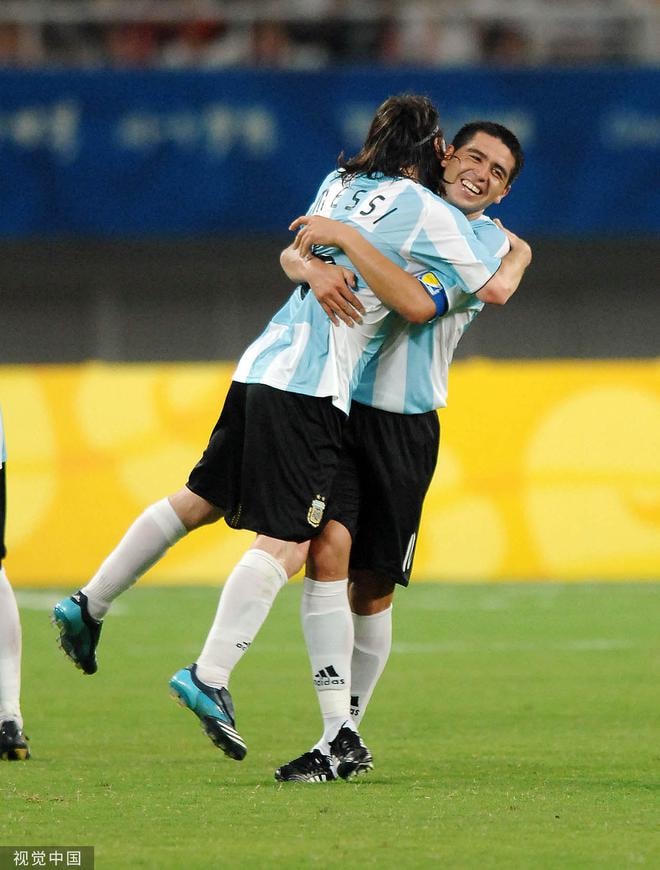Riquelme rất quan tâm đến Messi - cậu em thân thiết trùng ngày sinh. Ảnh: Tân Hoa Xã.