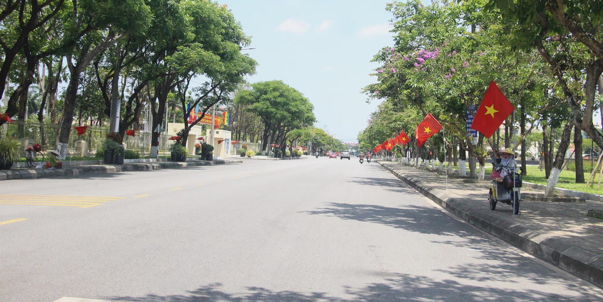 Một tuyến đường ở TP Tam Kỳ được thu gom sạch rác thải.