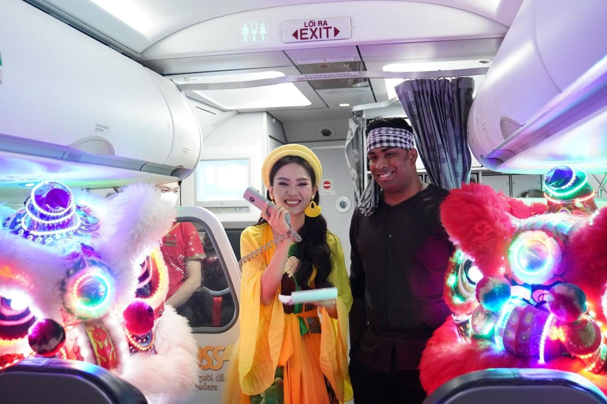 Bay Vietjet vui Tết Trung Thu tưng bừng cùng Hoa hậu Thế giới Việt Nam 2022 Huỳnh Nguyễn Mai Phương