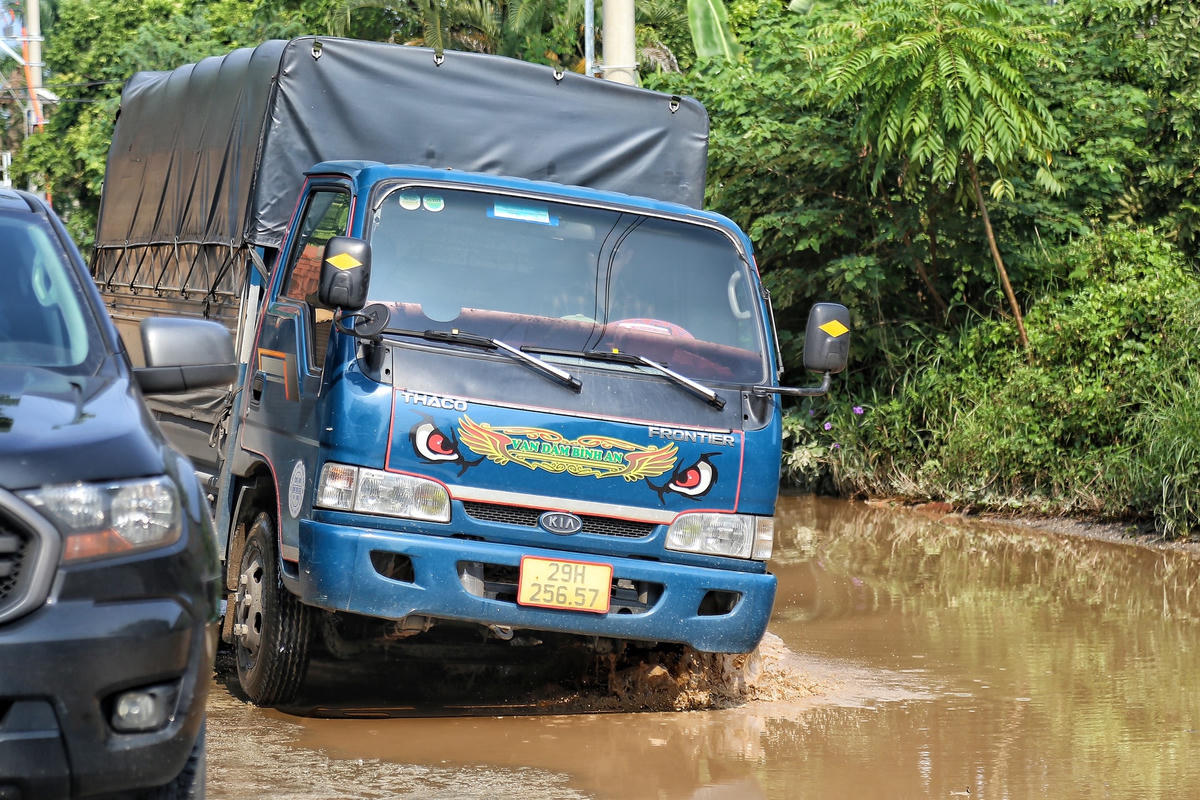 Tất cả các phương tiện di chuyển qua đoạn đường này đều rất vất vả, lật nghiêng sang trái, phải do mặt đường lồi lõm.