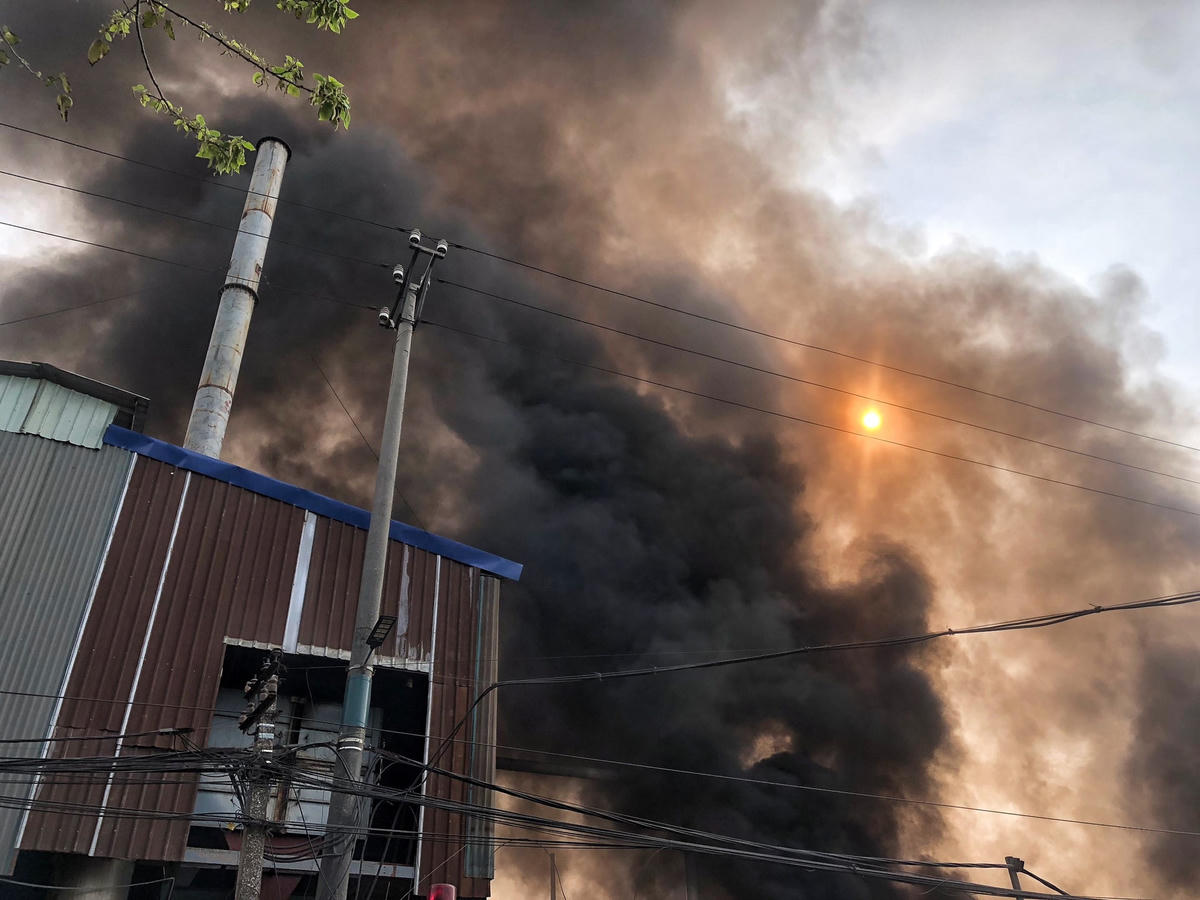 Cột khói cao hàng chục mét đen xì.