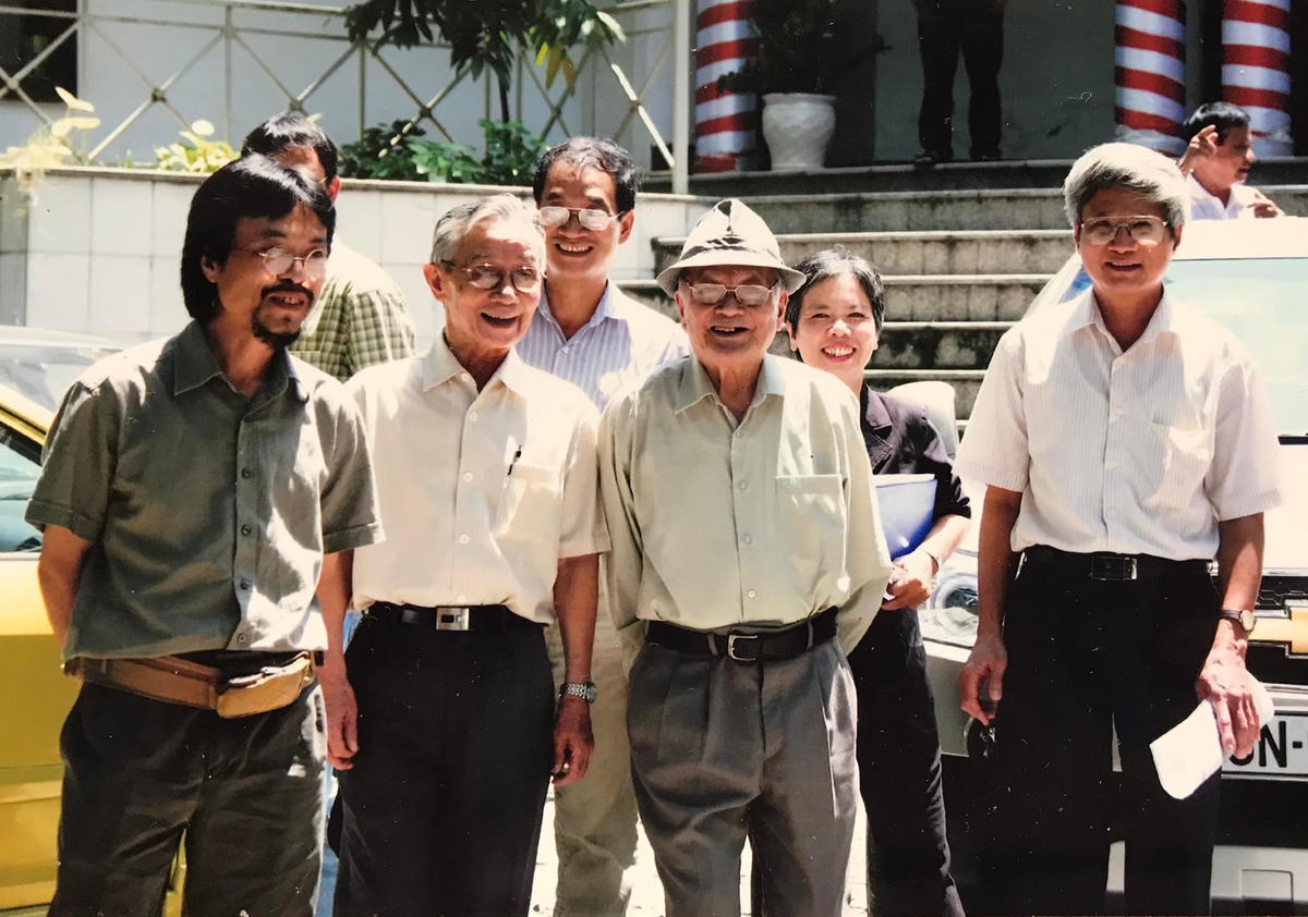 Ông Nguyễn Thắng Vu, nhà văn Tô Hoài và các cán bộ NXB Kim Đồng. Ảnh tư liệu.