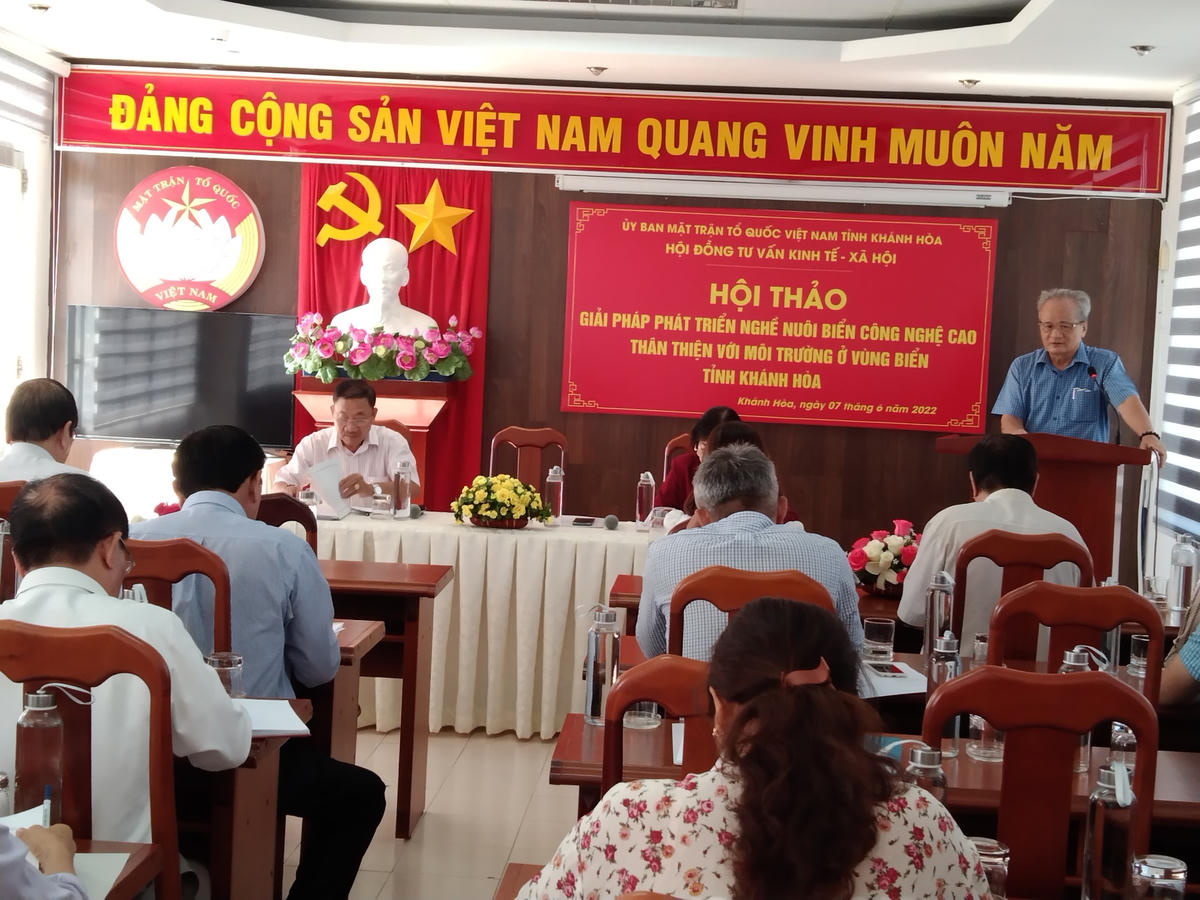 Ông Bùi Mau, Chủ nhiệm Hội đồng Tư vấn Kinh tế -Xã hội của MTTQ Việt Nam tỉnh Khánh Hòa, phát biểu tại hội nghị.