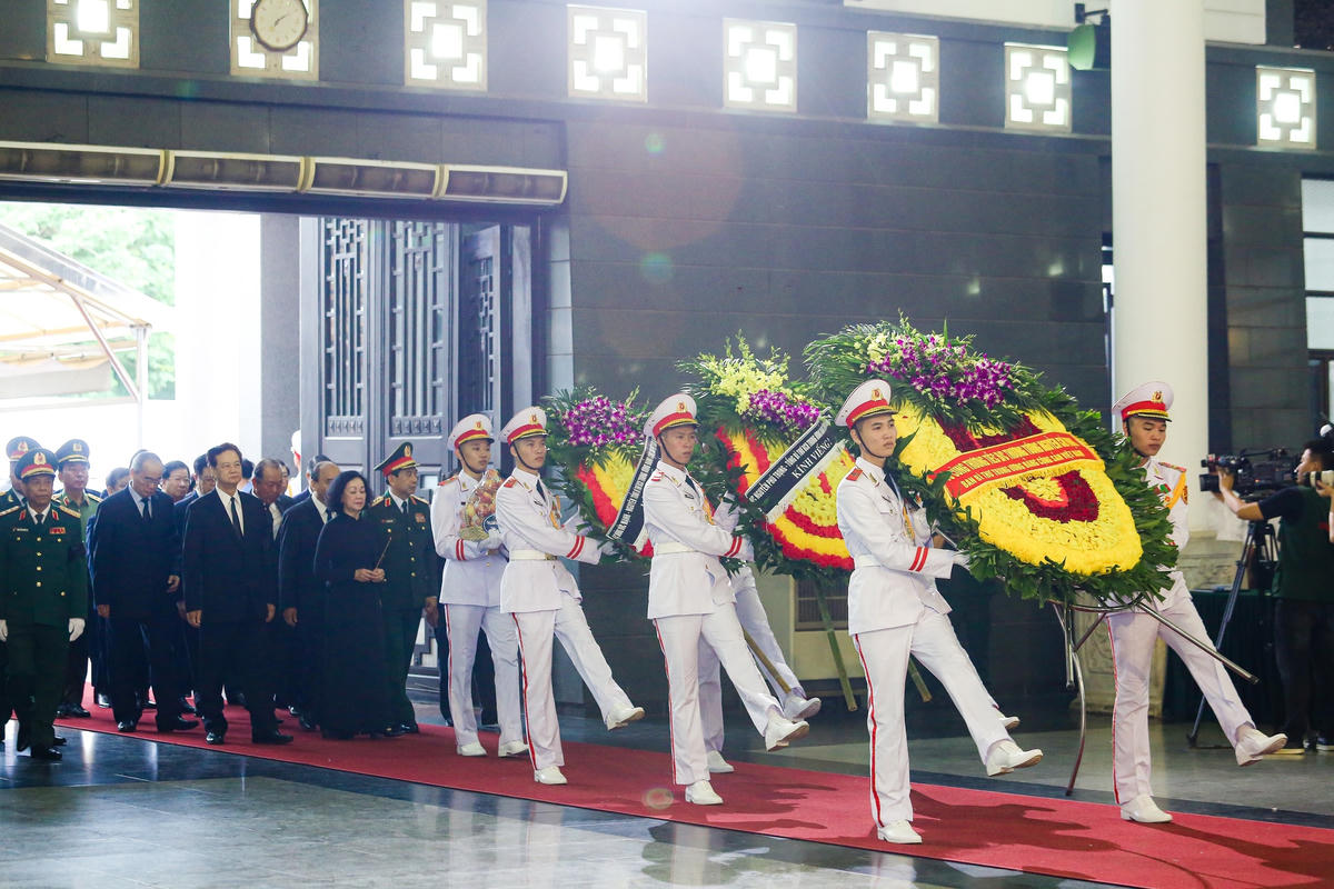 Đúng 7h lễ viếng Thượng tướng Nguyễn Chí Vịnh, nguyên Ủy viên Trung ương Đảng, nguyên Ủy viên Thường vụ Quân ủy Trung ương, nguyên Thứ trưởng Bộ Quốc phòng bắt đầu. Tổng Bí thư Nguyễn Phú Trọng, nguyên Tổng Bí thư Nông Đức Mạnh... gửi vòng hoa viếng Thượng tướng Nguyễn Chí Vịnh.