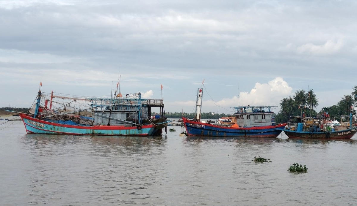 Tàu thuyền vào neo đậu tại bến Cửa Đại để trú tránh bão. 