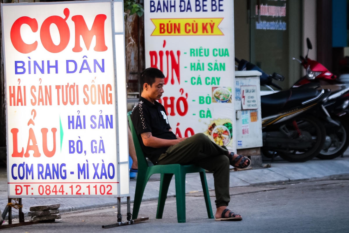 Khách du lịch thưa thớt nên nhiều nhà hàng chỉ cố gắng duy trì hoạt động để chờ mùa du lịch hè năm tới.