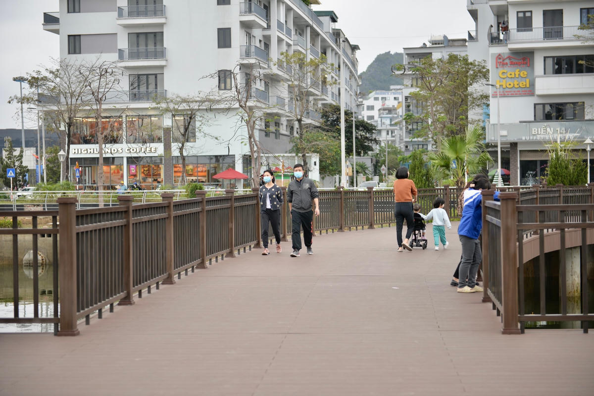 Chị Trần Ánh Tuyết (phường Hồng Hải, TP Hạ Long) đánh giá: Hồ Hải Thịnh chắc chắn sẽ trở thành khu vực tản bộ, tập thể dục yêu thích của rất nhiều người bởi cảnh quan đẹp, không khí trong lành và thoáng mát.