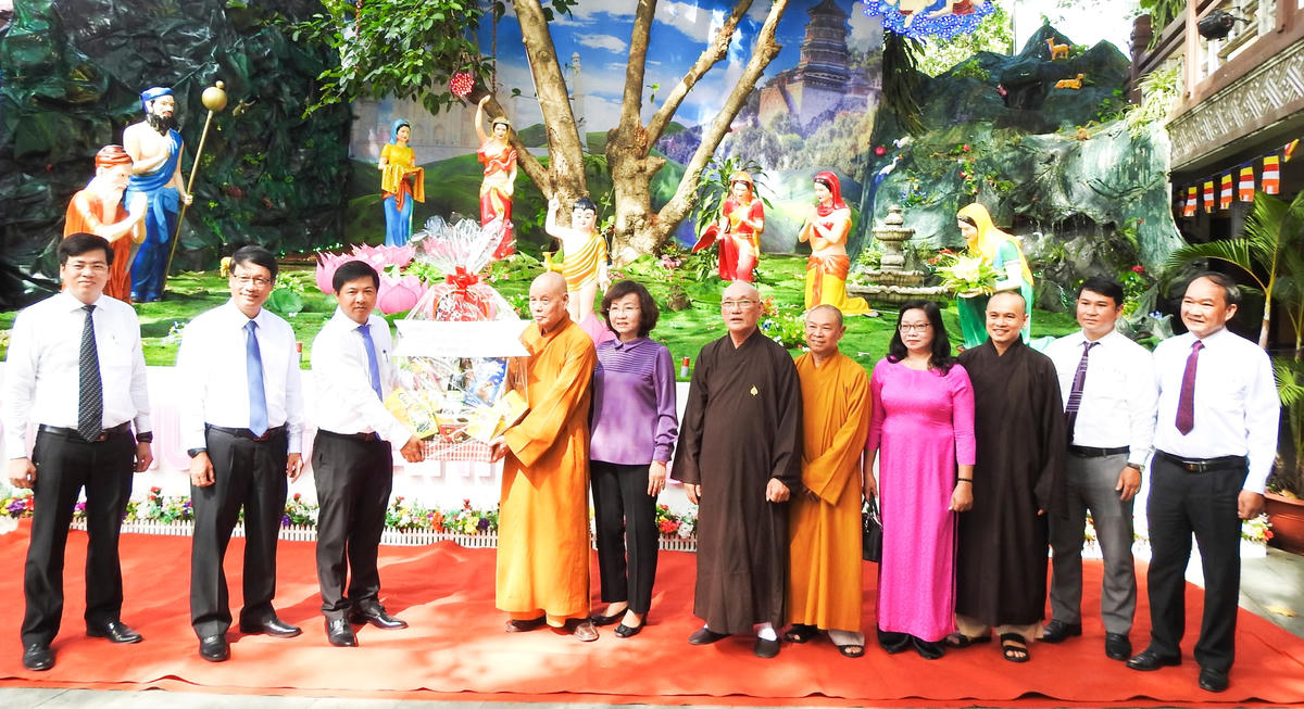 Chủ tịch HĐND TP Đà Nẵng Lương Nguyễn Minh Triết, tặng hoa chúc mừng Giáo hội Phật giáo TP Đà Nẵng. Ảnh: Thanh Tùng.