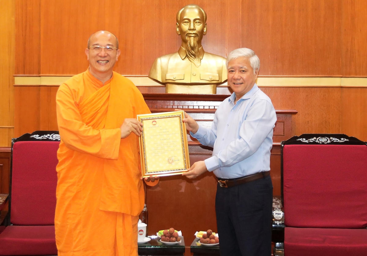 Mang lại đôi mắt sáng cho người nghèo