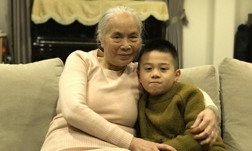 NSƯT Ngọc Thoa hạnh phúc bên con cháu.