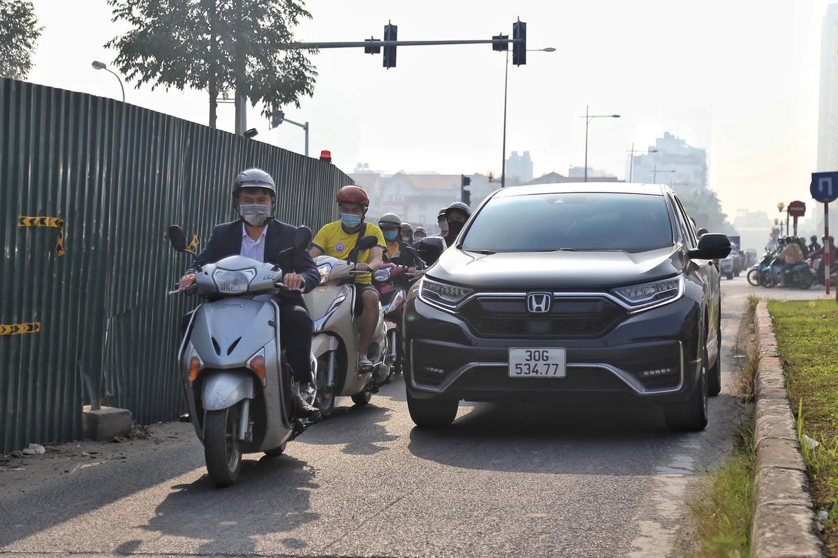 Ô tô, xe máy chen chúc bên ngoài "lô cốt" bỏ không.