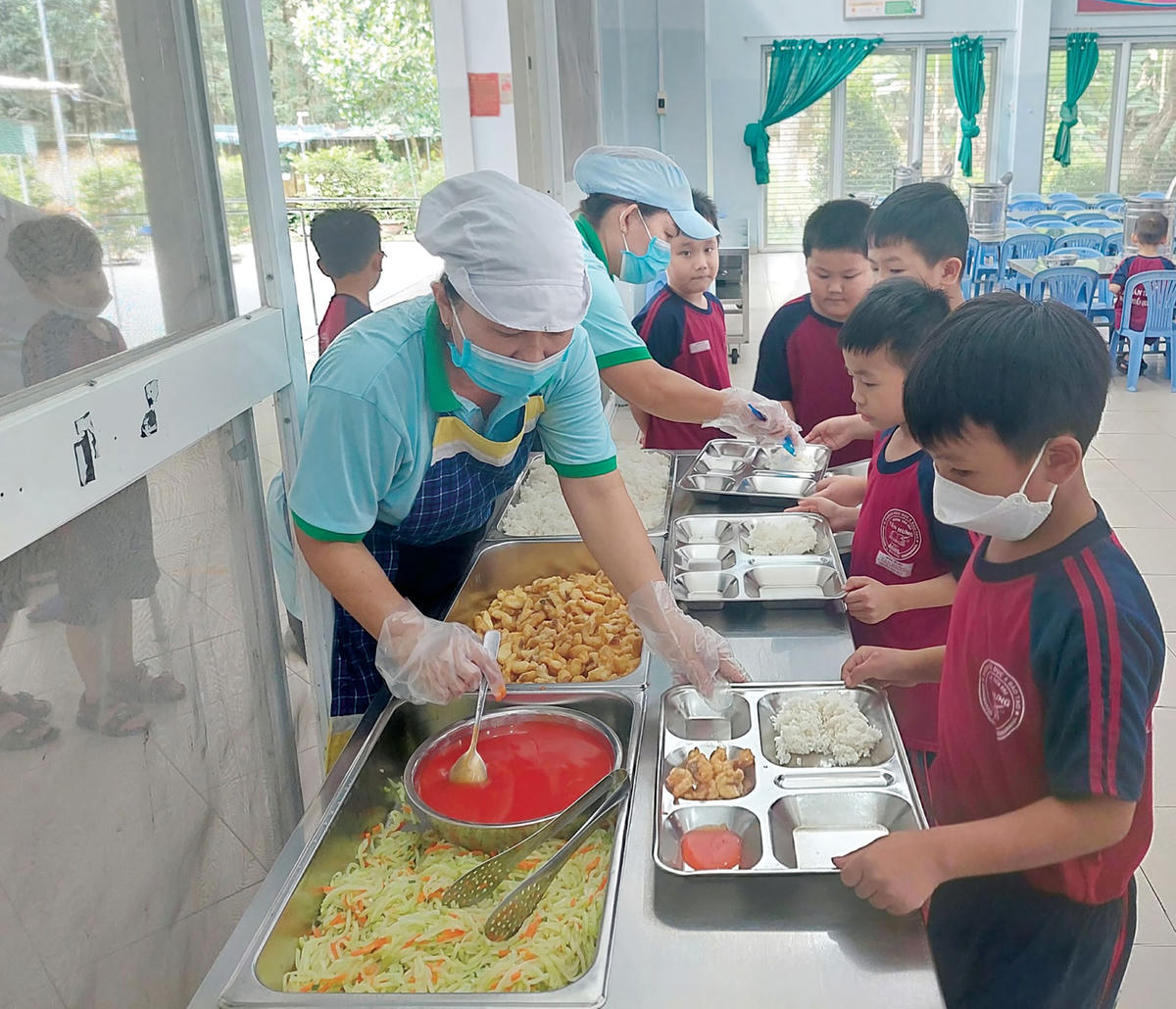 Kiểm tra chất lượng, an toàn thực phẩm bữa ăn bán trú cần được thực hiện một cách thường xuyên hơn.