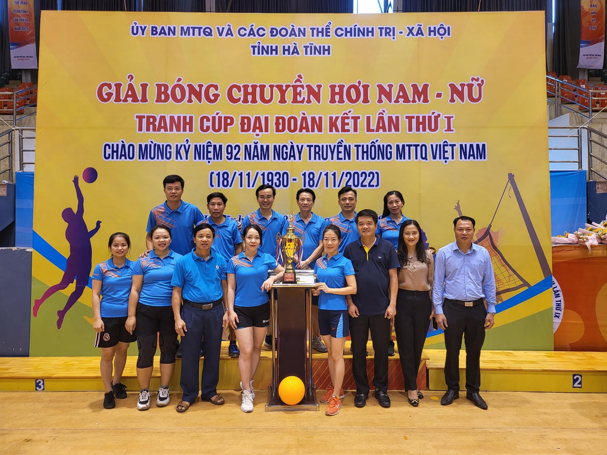 Lãnh đạo Ủy ban MTTQ Việt Nam tỉnh Hà Tĩnh chụp ảnh lưu niệm với các đội bóng.