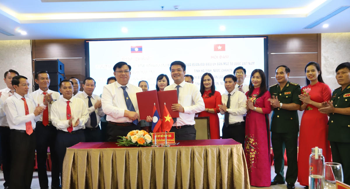 Lãnh đạo Mặt trận hai tỉnh ký kết Biên bản ghi nhớ giai đoạn 2022-2024.