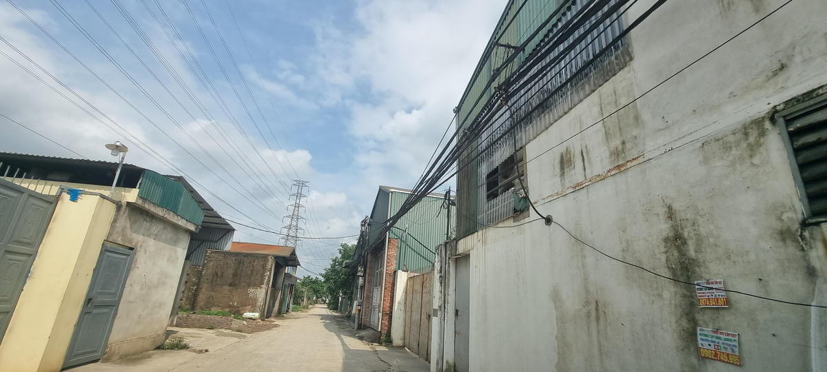 Rất nhiều nhà xưởng, kho bãi mọc lên trên đất nông nghiệp vùng bãi ven sông Đáy.