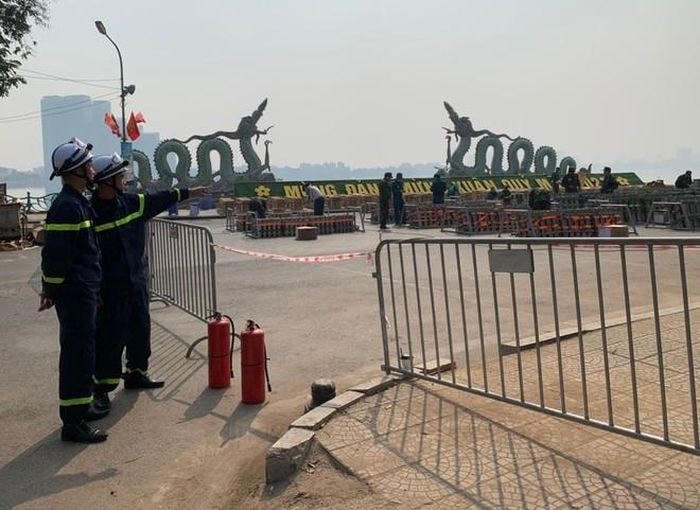 Lực lượng Cảnh sát phòng cháy, chữa cháy và cứu nạn, cứu hộ, Công an quận Tây Hồ, TP Hà Nội ứng trực tại trận địa bắn pháo hoa bên Hồ Tây. Ảnh: CTTĐT Bộ Công an.