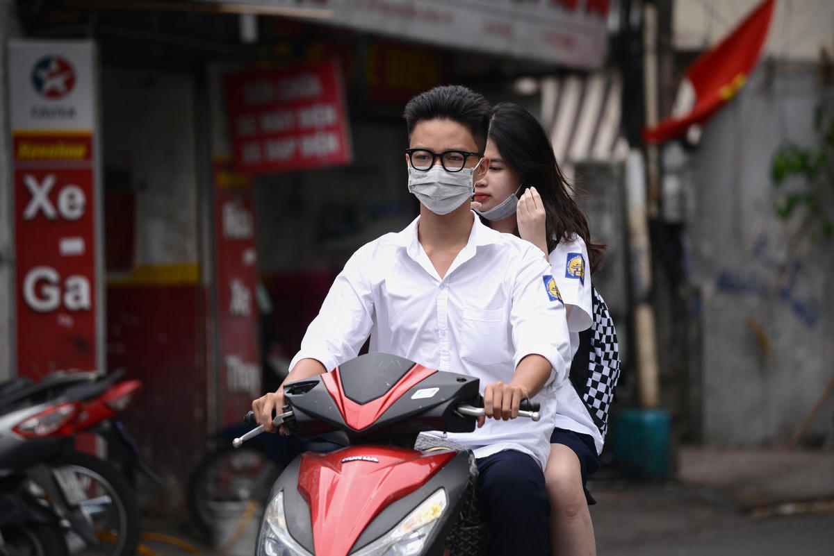 Tuy nhiên thực tế nhiều học sinh hiện đang điều khiển các loại xe mô tô có dung tích trên 50cc. Chủ yếu trong số đó thường xuyên không đội mũ bảo hiểm.