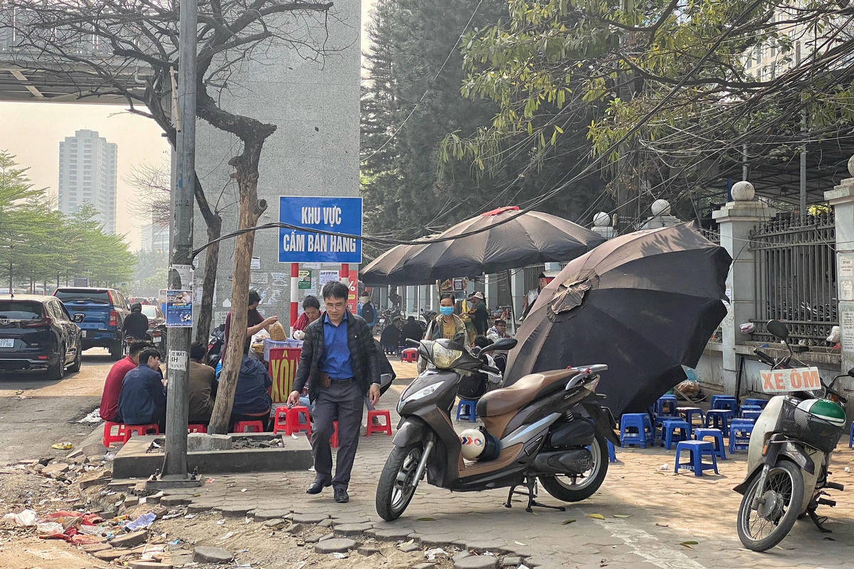  Trước những hình ảnh nhếch nhác này, ông Lê Trung Hiếu, Phó Trưởng Ban quản lý dự án Đường sắt đô thị Hà Nội (MRB) cho hay, đơn vị đã có văn bản đề nghị tới các phường, quận hỗ trợ, tuyên truyền trên hệ thống phát thanh. Công an và thanh tra các phường, quận cũng đã đi xử lý, nhưng khi vắng bóng lực lượng chức năng thì lại tái diễn vi phạm.