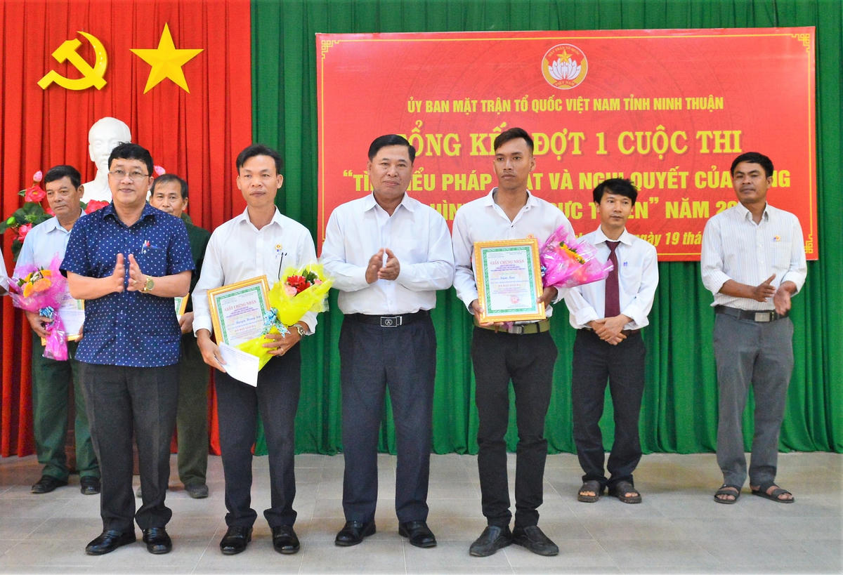 Ông Đổng Hoàn, phó  Chủ tịch Ủy ban MTTQ  Việt Nam tỉnh Ninh Thuận, trao giải cho các thí sinh đạt giải.