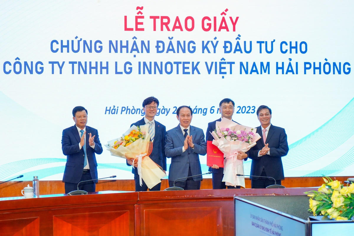 Lãnh đạo TP Hải Phòng trao Giấy chứng nhận đăng ký đầu tư cho lãnh đạo Công ty TNHH LG Innotek Việt Nam Hải Phòng.