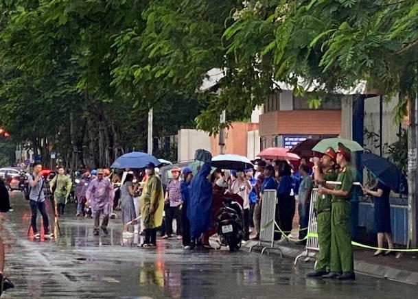 Ngày thi đầu tiên bắt đầu bằng một cơn mưa khá to. Ảnh: Thu Quỳnh.