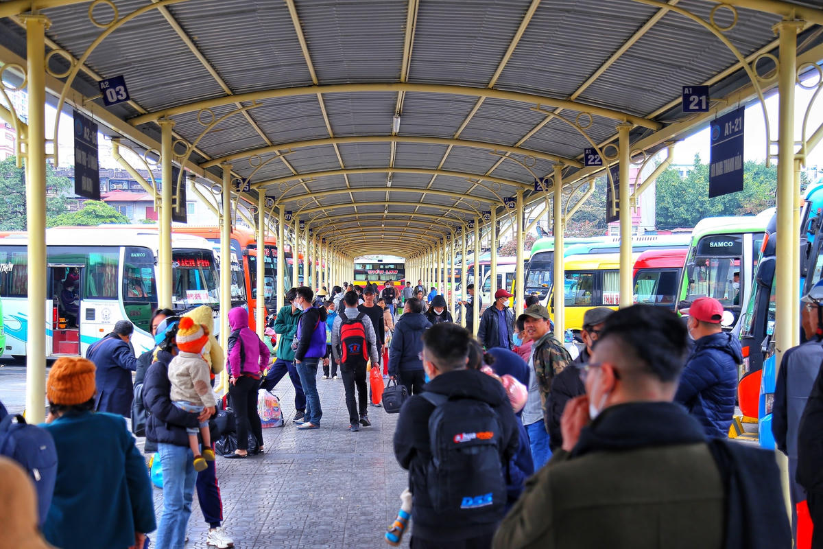 Theo ghi nhận của PV Báo Đại Đoàn Kết, dù chưa đến kỳ nghỉ Tết Nguyên đán Quý Mão 2023 nhưng người dân đã bắt đầu đổ về các bến xe lớn của Hà Nội.