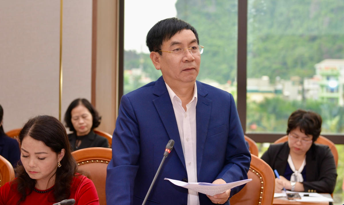 Ông Bùi Đức Đoàn, Chủ tịch Ủy ban MTTQ Việt Nam TP Hạ Long báo cáo về kết quả công tác Mặt trận năm 2022 của Ủy ban MTTQ Việt Nam Thành phố.