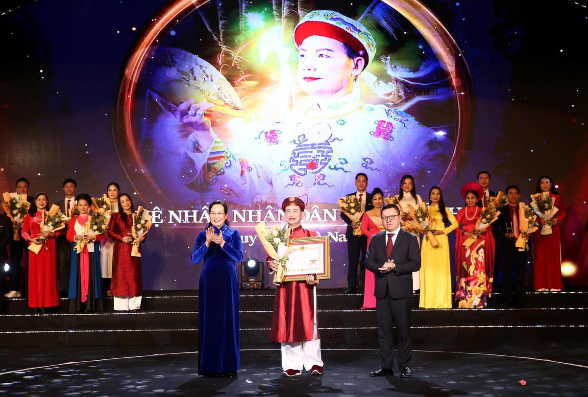 Chương trình đã vinh danh 63 nghệ sĩ tiêu biểu từ 7 cuộc liên hoan do Bộ Văn hóa, Thể thao và Du lịch tổ chức trong năm 2022. Ảnh: Xuân Trần.