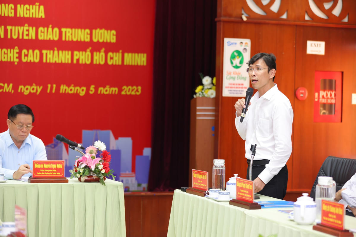 PGS.TS Nguyễn Anh Thi, Trưởng Ban Quản lý Khu Công nghệ cao TP HCM báo cáo với Đoàn Công tác tại buổi làm việc.