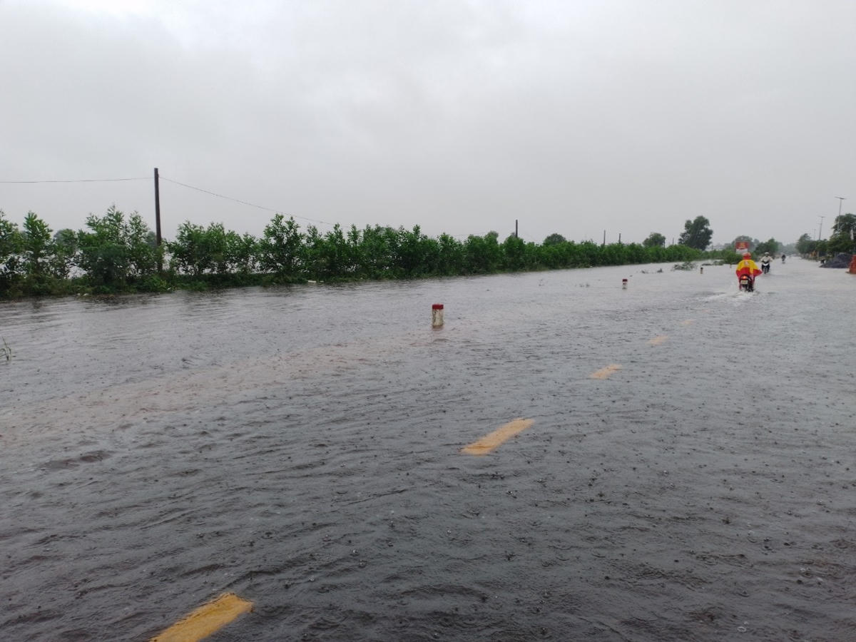 Mưa lớn gây ngập một số điểm trên các tuyến đường, ngầm tràn gây chia cắt giao thông tạm thời.