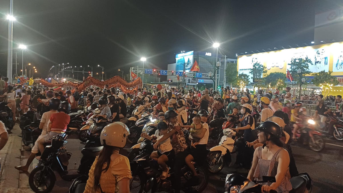 Một Tuyến đường ở TP Tam Kỳ đông người dân xem múa lân.