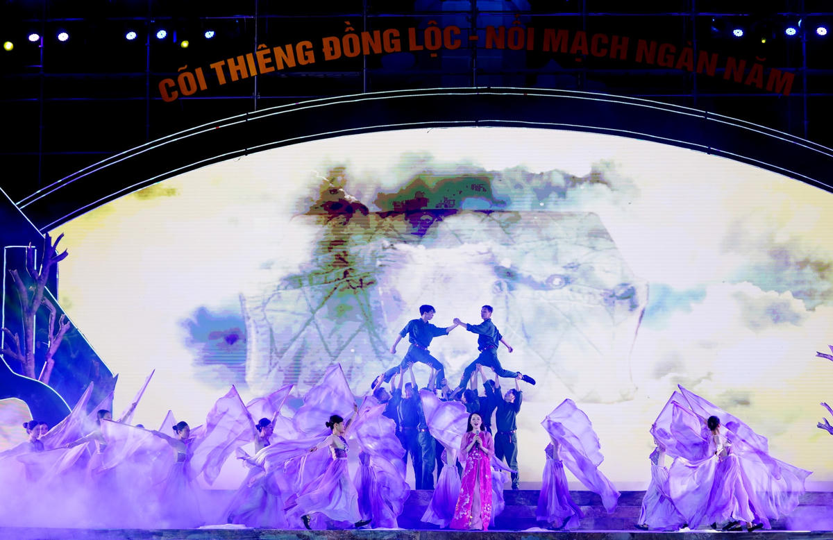 Ca khúc "Đồng Lộc mười bông hoa bất tử" do ca sĩ Thùy Dung thể hiện.