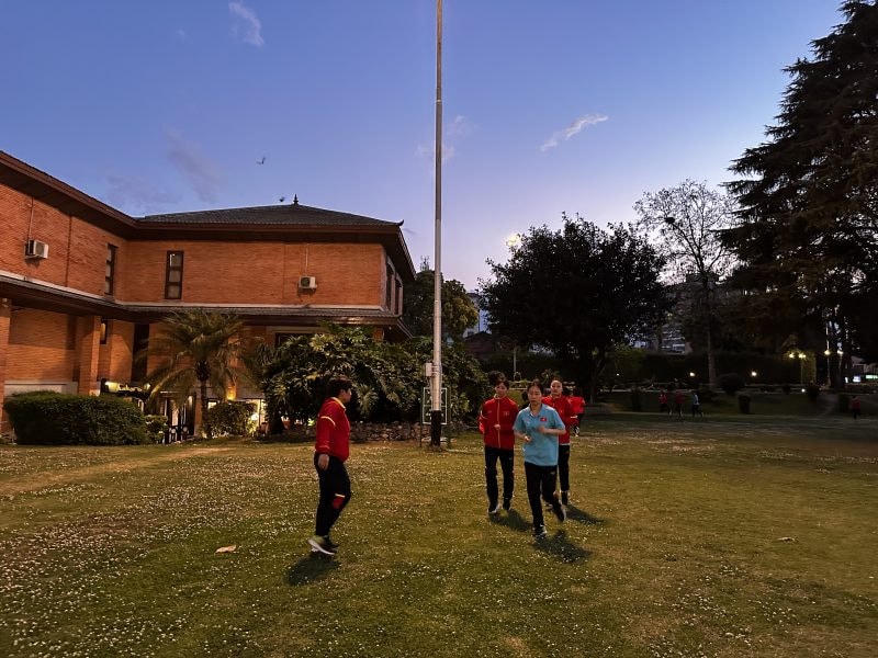 ĐT nữ Việt Nam tới Kathmandu, tập nhẹ làm quen với thời tiết Nepal