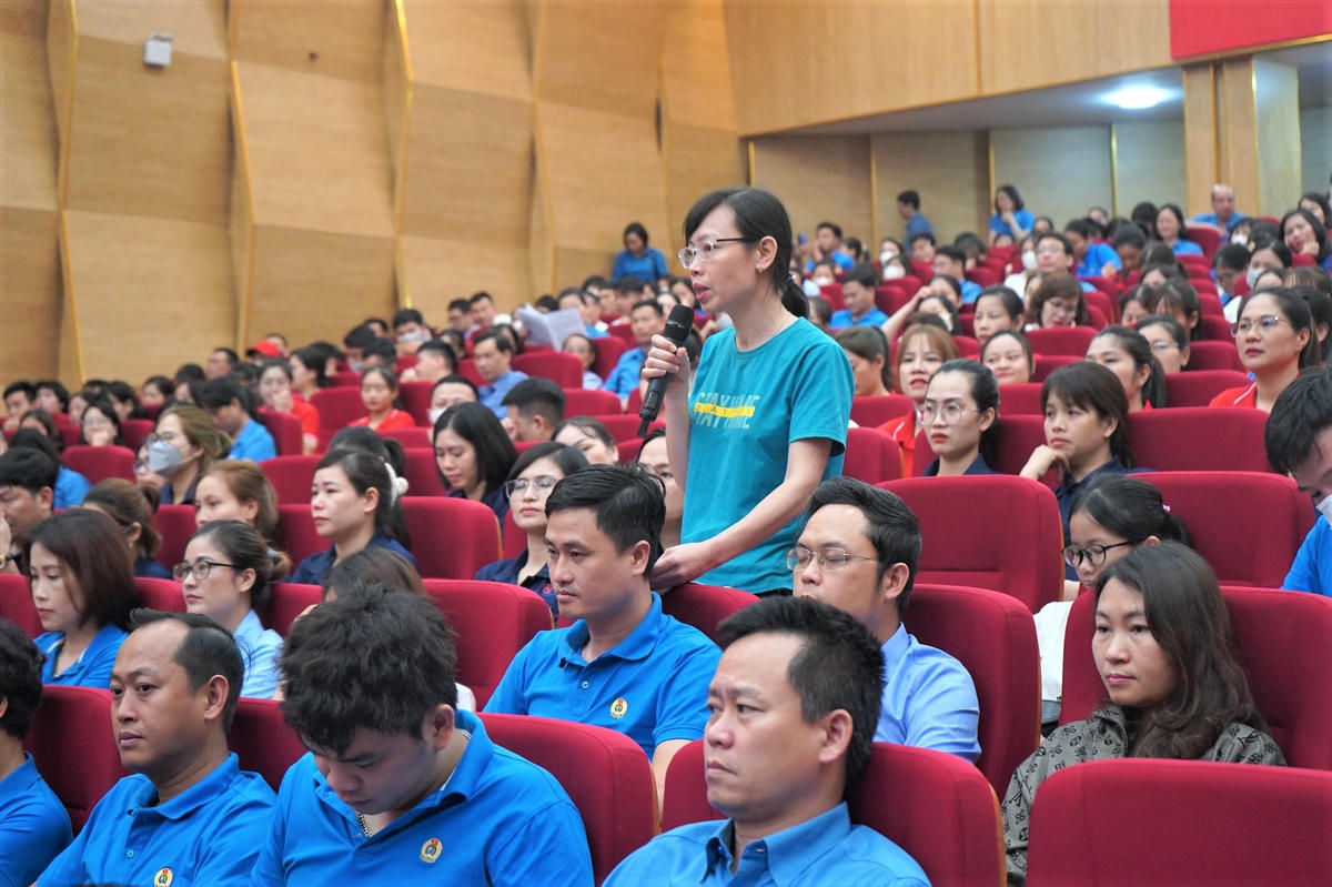 Người lao động phát biểu ý kiến tại buổi đối thoại.