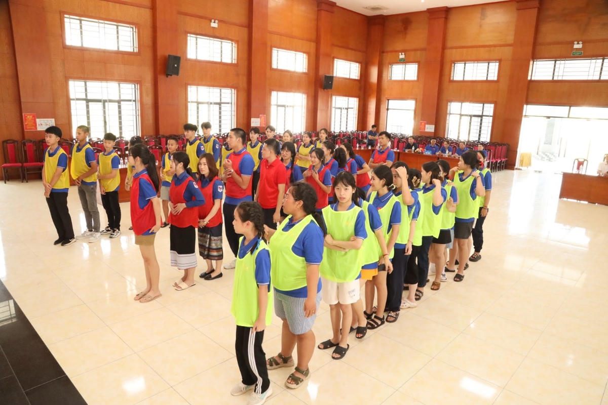 Cả 3 đội được nghe hướng dẫn khi vào trò chơi được xem là "tốn" nhiều trí tuệ nhất trong màn giao lưu. Ảnh: Điền Bắc.