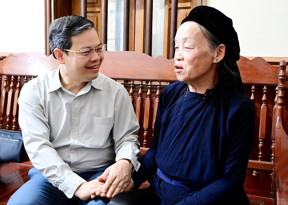 Cụ Hà Thị Tếnh, 87 tuổi, thôn Đồng Phạ, xã Kiến Thiết xúc động khi được Chủ tịch UBND tỉnh Nguyễn Văn Sơn đến nhà thăm hỏi, động viên, tặng quà nhân ngày Đại đoàn kết toàn dân.