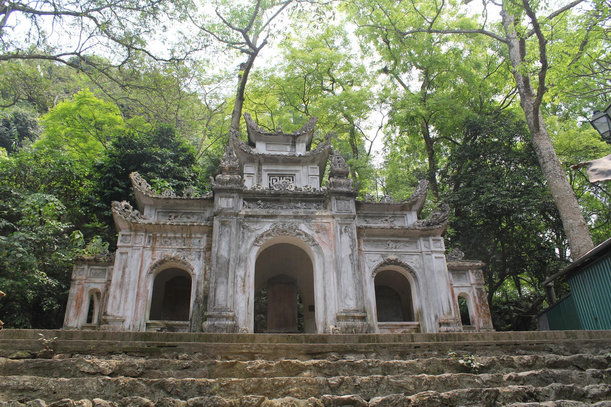 Nhiều người thích đến những ngôi chùa nhỏ, nghe được tiếng lá rơi. 