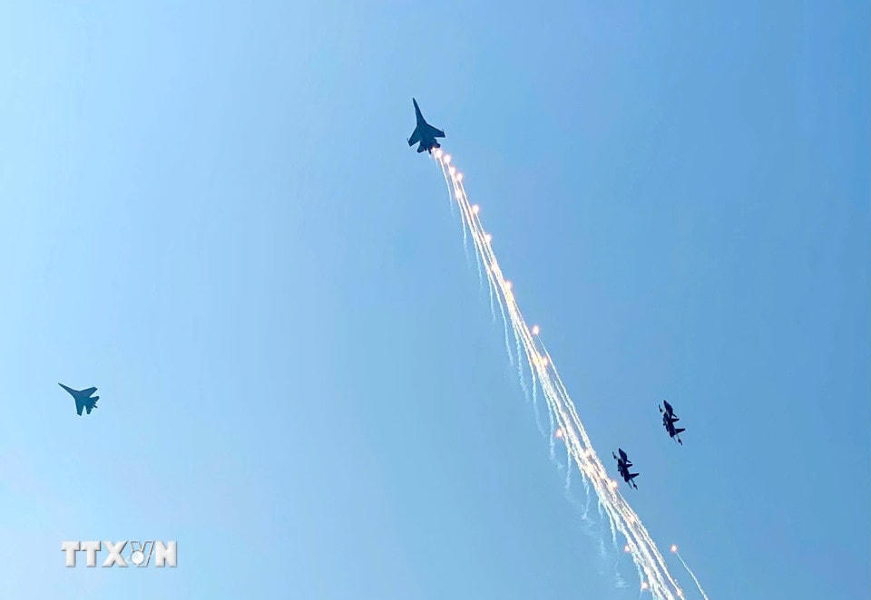 Màn trình diễn phun bẫy nhiệt của máy bay tiêm kích Su-30MK2 trên bầu trời Thành phố Hồ Chí Minh. (Ảnh: Hồng Giang/TTXVN)
