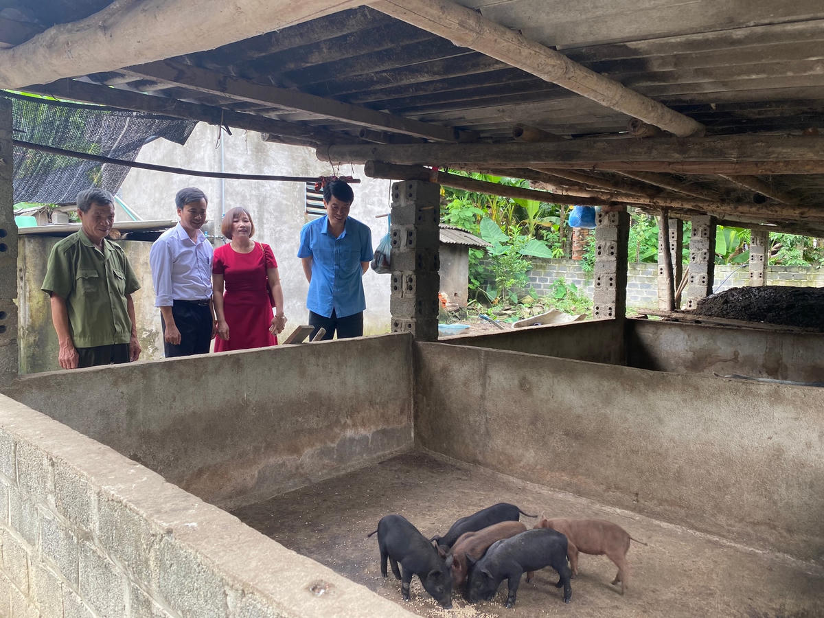 Ông Phùng Quang Huy (người đầu tiên từ phải sang trái) kiểm tra mô hình kinh tế tại xã An Lương, huyện Văn Chấn.  