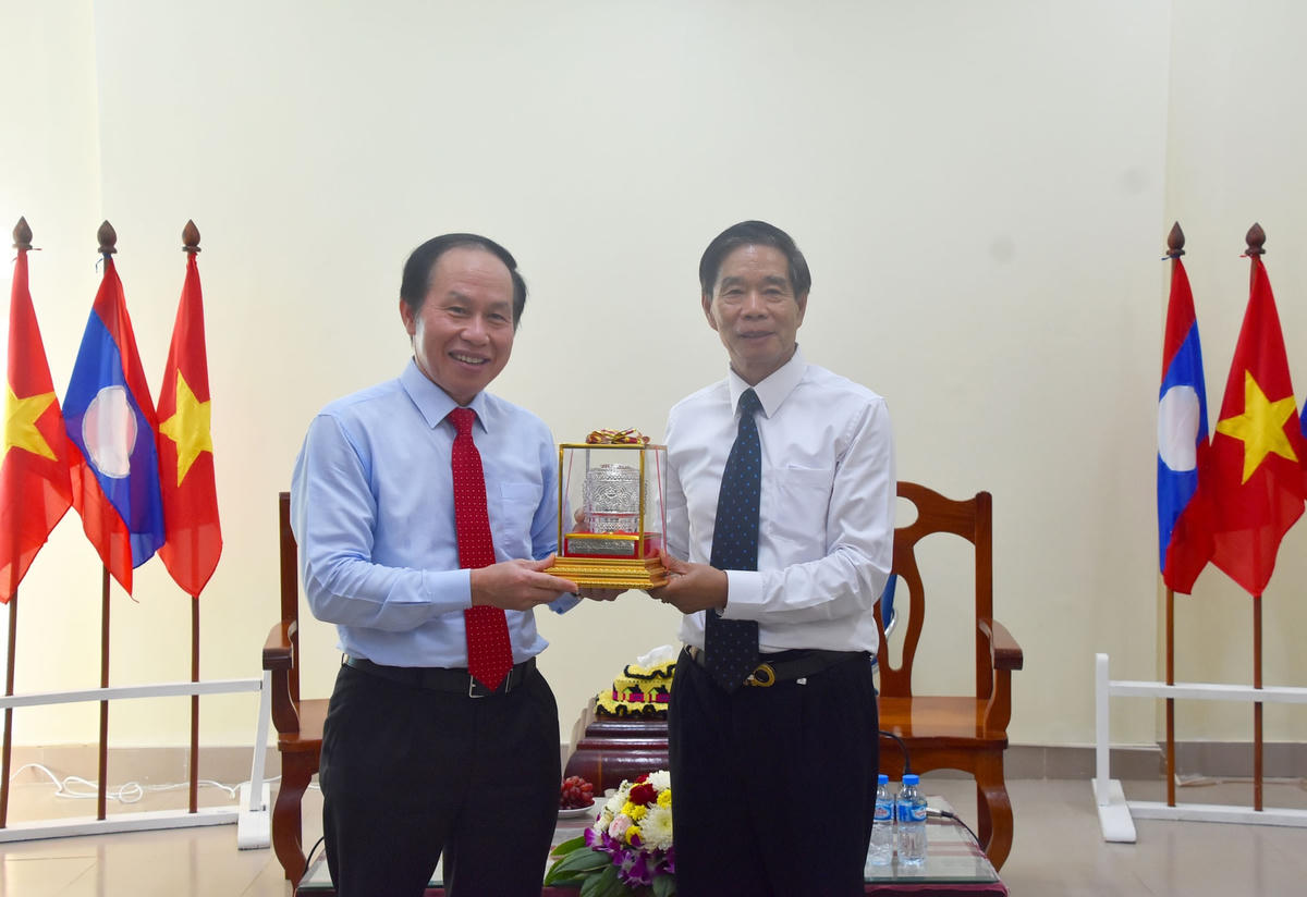 Chủ tịch Ủy ban Trung ương Mặt trận Lào xây dựng đất nước Sinlavong Khoutphaythoune tặng quà lưu niệm cho Phó Chủ tịch – Tổng Thư ký UBTƯ MTTQ Việt Nam Lê Tiến Châu.