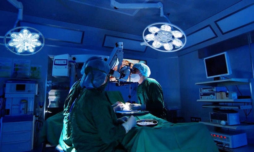 Bác sĩ phẫu thuật Micro TESE cho bệnh nhân.  