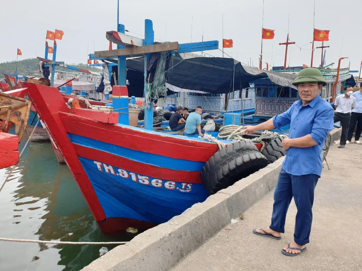 Ông Nguyễn Văn Tám xót xa trước tình cảnh hàng trăm con tàu của bà con ngư dân tại Lạch Bạng không thể vươn khơi vì cảng biển bồi lắng.