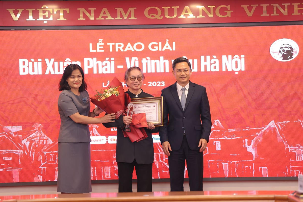 Ông Hà Minh Hải - Phó Chủ tịch UBND TP Hà Nội (phải) và bà Nguyễn Thị Sự - Phó Tổng giám đốc TTXVN trao Giải thưởng Lớn - Vì tình yêu Hà Nội lần thứ 16-2023 cho đạo diễn Đặng Nhật Minh. Ảnh: Hòa Nguyễn.