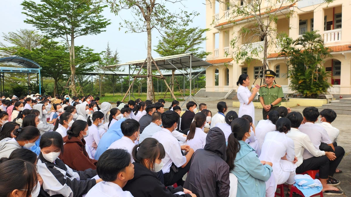 Học sinh trao đổi cùng tuyên truyền viên tại buổi tuyên truyền về tác hại của TLĐT.