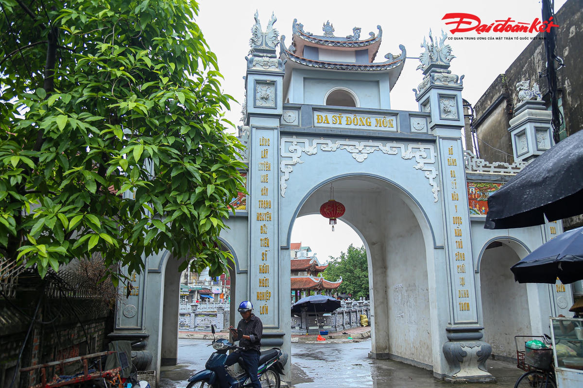 Theo các cụ cao niên, Làng nghề rèn Đa Sỹ (phường Kiến Hưng, quận Hà Đông, Hà Nội), có từ thời Hùng Vương thứ 18. Dù trải qua hàng nghìn năm với sự đổi thay của thời thế nhưng với hơn 1.000 hộ dân vẫn bám nghề, yêu bếp than hồng, tiếng đe búa rộn ràng. 